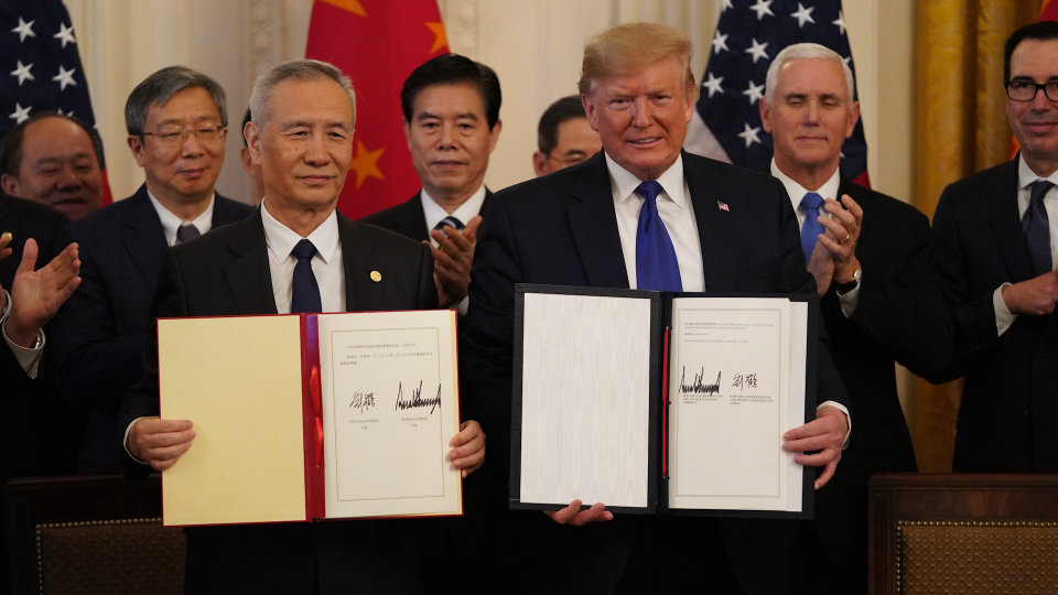 Mỹ ký thỏa thuận với Trung Quốc, tháo ngòi nổ chiến tranh thương mại Hoa Kỳ và Trung Quốc đã ký một thỏa thuận đánh dấu việc ngừng bắn cuộc chiến thương mại giữa hai quốc gia - Ảnh: Wang Ying/Xinhua/Zuma Press