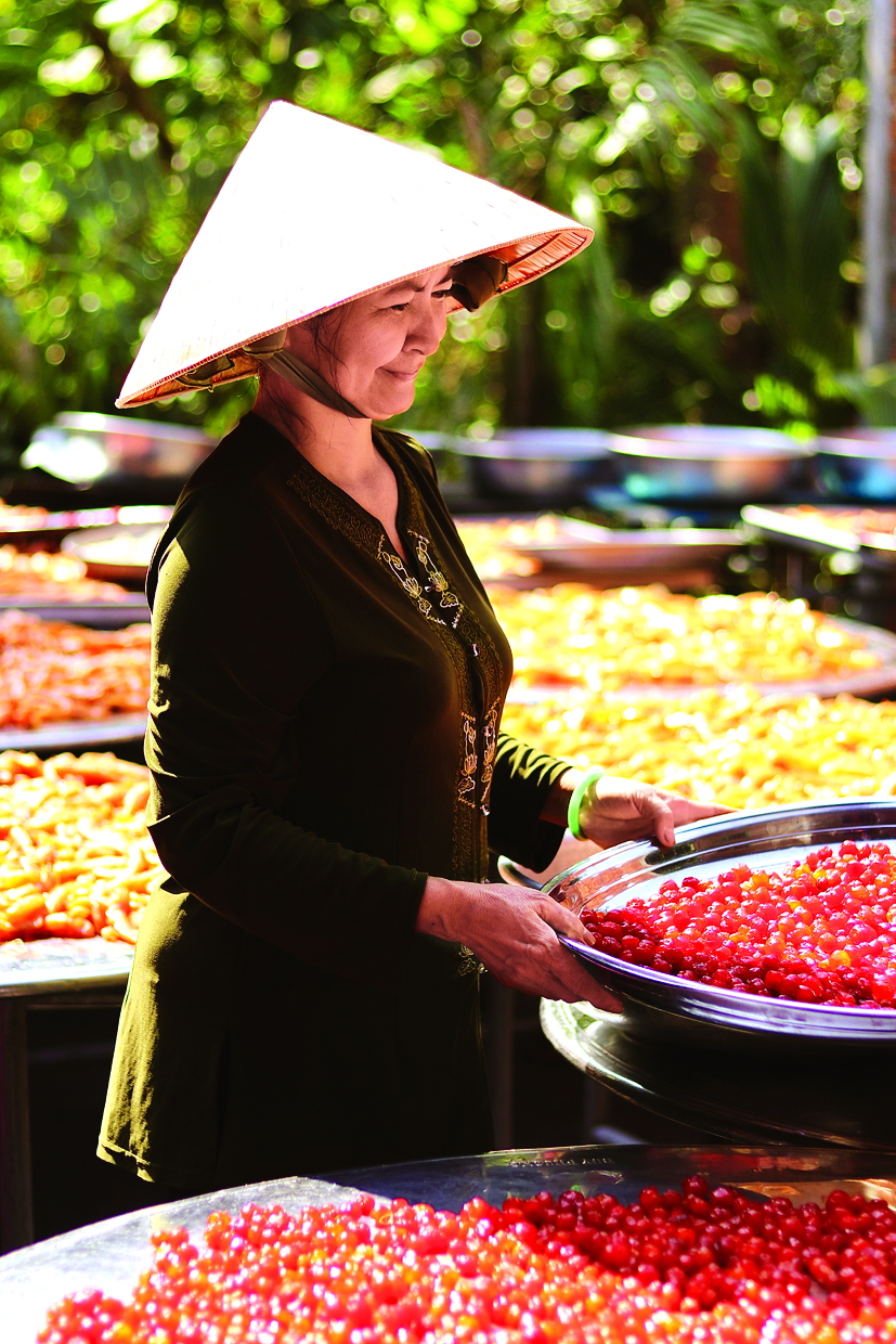 Làng mứt Thuận An vào mùa Cô Thu Ba đang trở bề cho những mẻ mứt để có được độ bóng đều