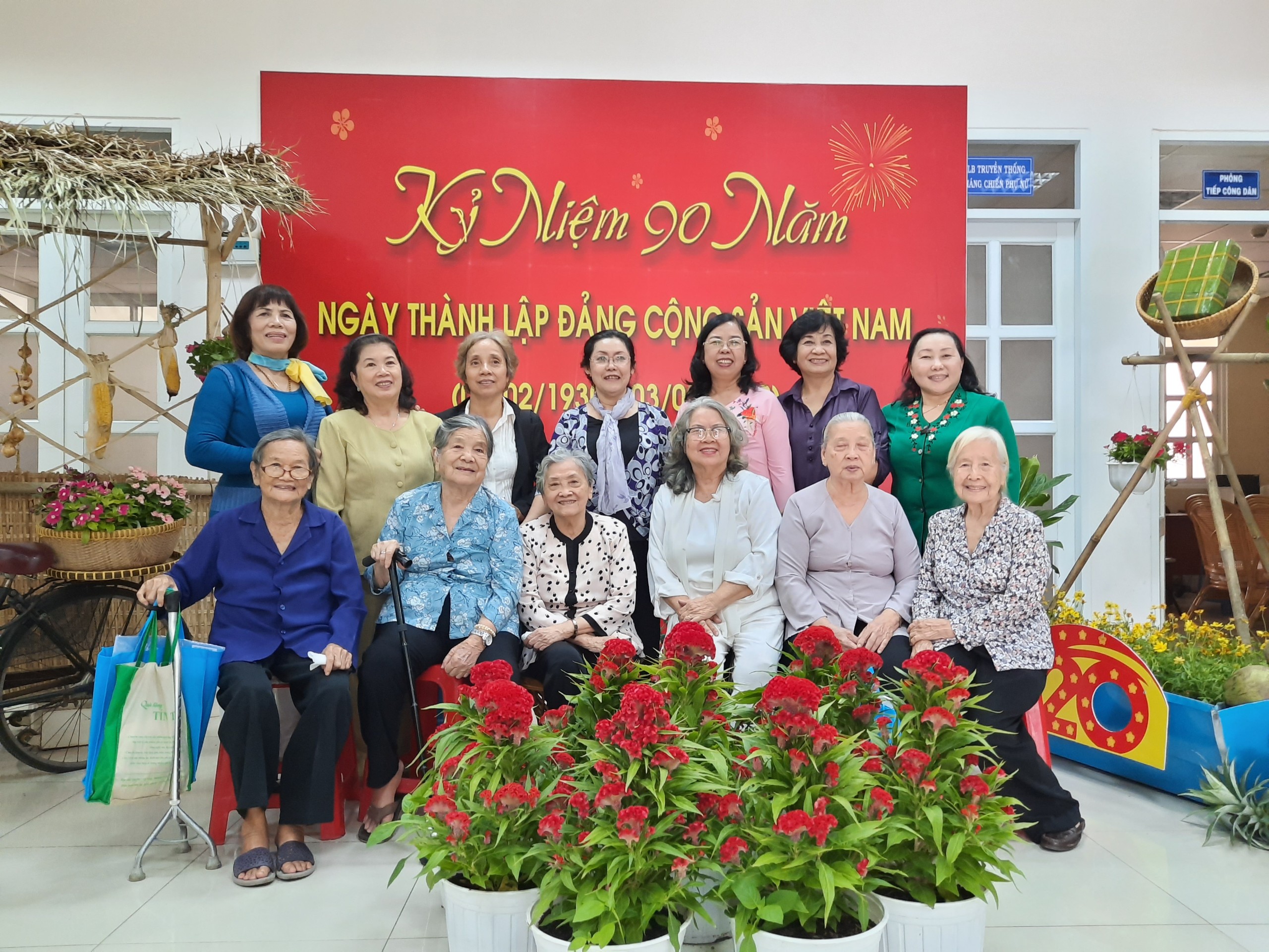 Còn gặp nhau đây thì hãy cứ vui Các nữ cán bộ hưu trí tề tựu ngày cuối năm tại trụ sở Hội LHPN TP.HCM.