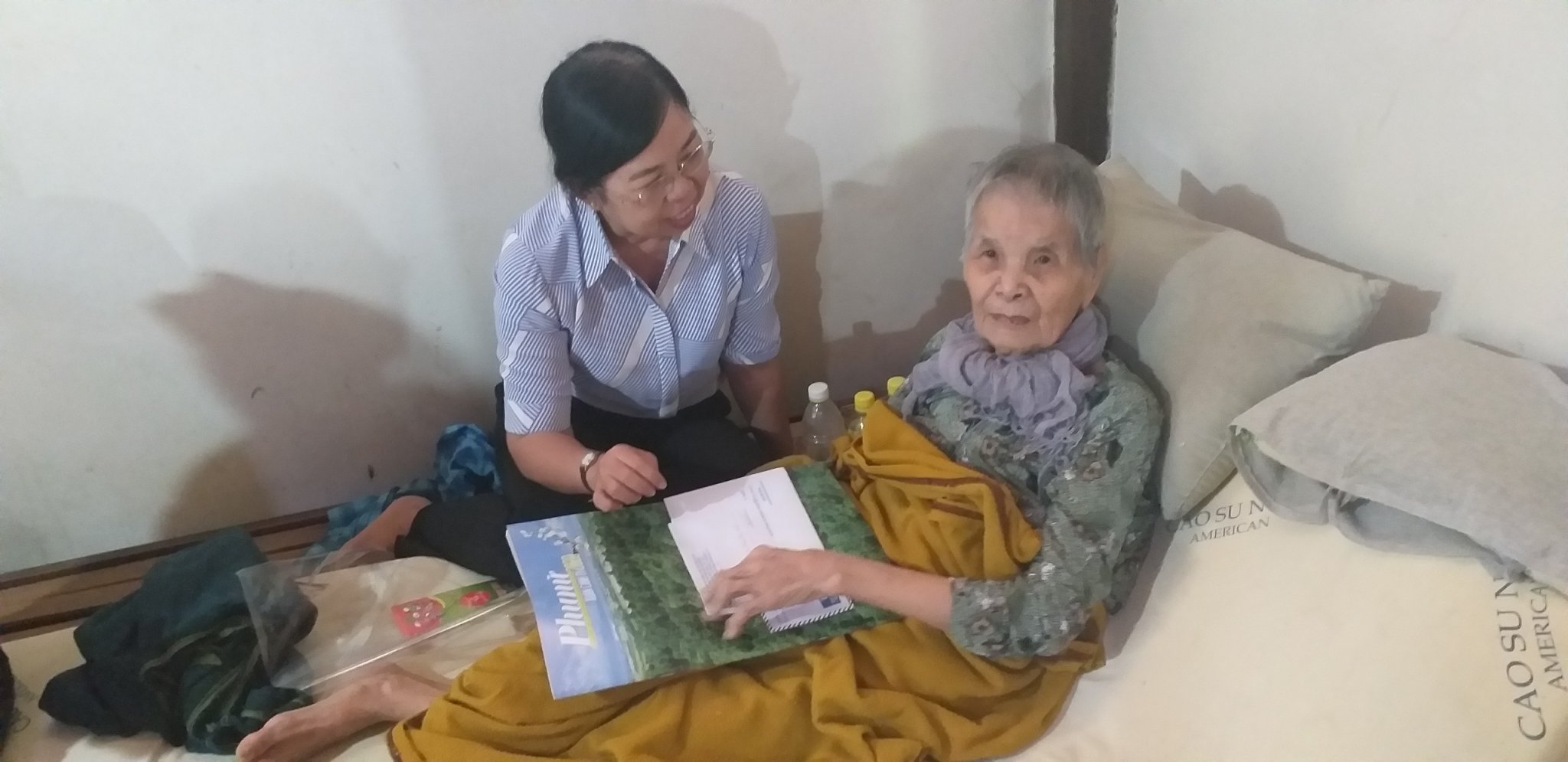 Còn gặp nhau đây thì hãy cứ vui Bà Đỗ Thị Chánh - Phó chủ tịch Hội LHPN TP.HCM - về tỉnh Long An thăm, chúc Tết dì Năm Minh - nguyên Phó chủ tịch Hội LHPN TP.HCM. Dì Năm Minh nay đã 95 tuổi, vì sức khỏe yếu không thể tham gia các buổi họp mặt nên năm nào Hội LHPN TP.HCM cũng tổ chức đoàn về nhà thăm, nấu bữa cơm thân mật ngồi ăn cùng dì.