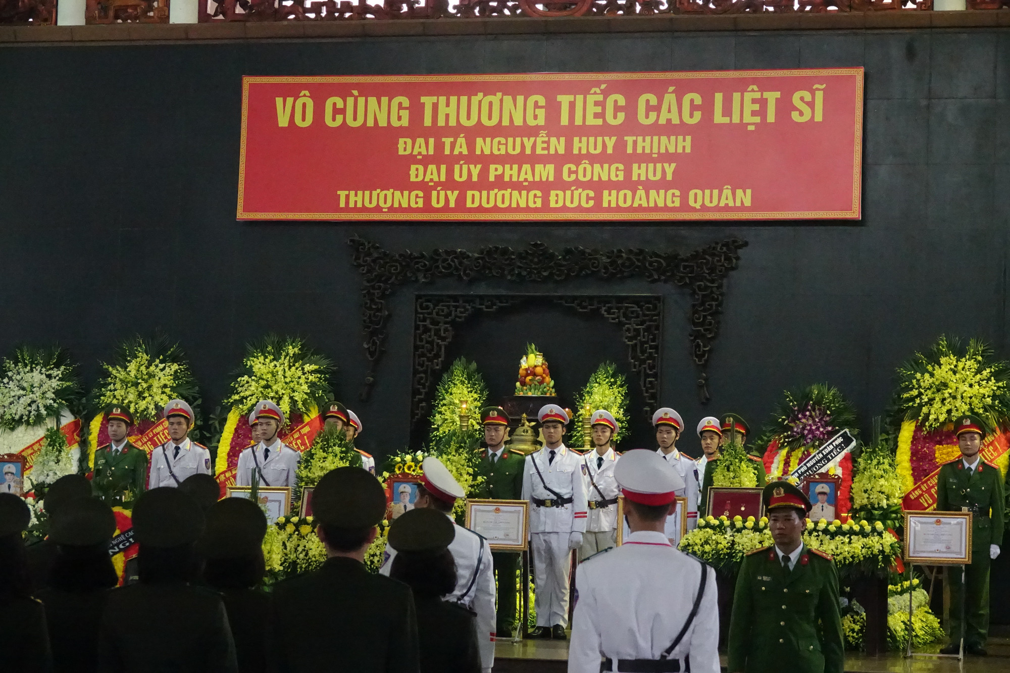 Thủ tướng đến viếng 3 chiến sĩ công an hy sinh ở Đồng Tâm Tang lễ của 3 liệt sĩ được tổ chức trọng thể theo nghi thức của lực lượng Công an nhân dân.