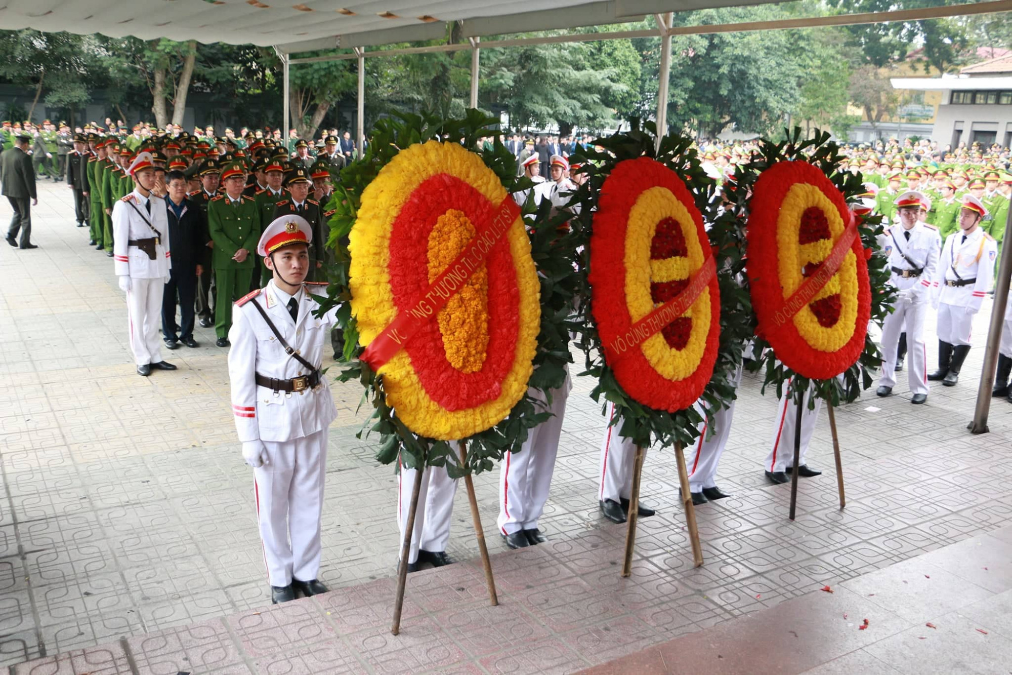 Thủ tướng đến viếng 3 chiến sĩ công an hy sinh ở Đồng Tâm Hàng ngàn người đã đến đưa tiễn 3 liệt sĩ về nơi an nghỉ cuối cùng