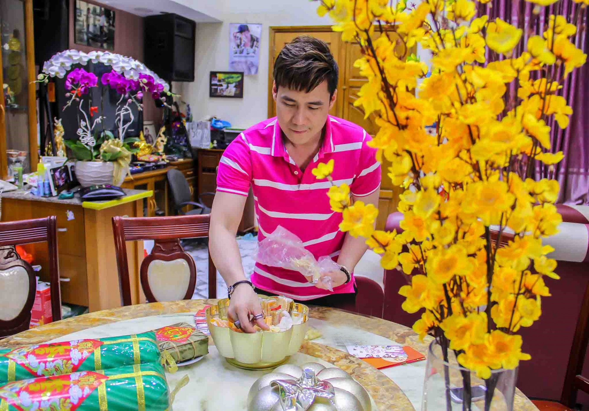 Khánh Phương tiết lộ 200 phần quà sức khỏe tặng tết Đón tết Canh Tý năm nay, Khánh Phương và gia đình chuẩn bị 200 phần quà sức khỏe gồm bánh chưng, giò lụa và Trà thanh nhiệt Dr Thanh để biếu tặng người thân, bạn bè