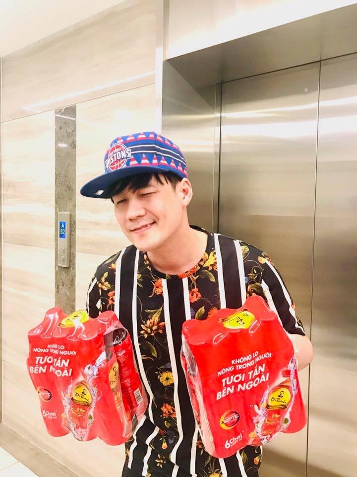 Khánh Phương tiết lộ 200 phần quà sức khỏe tặng tết Dù đã chuẩn bị U40 nhưng Khánh Phương vẫn rất trẻ trung, mới đây nam ca sĩ còn theo trend “mượn trà tỏ tình” với các fan trên facebook cá nhân