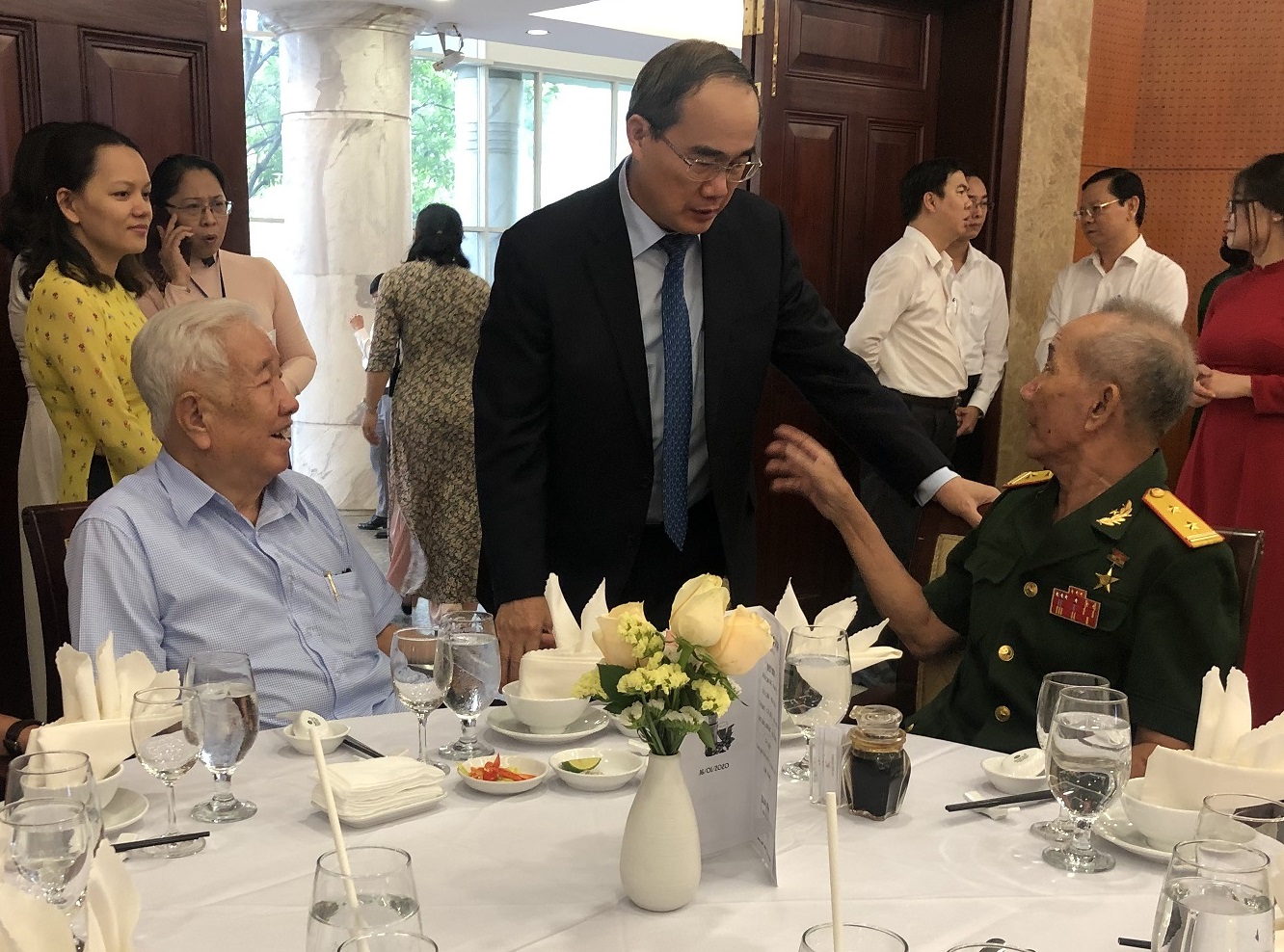 Năm 2020, TPHCM đẩy mạnh hoạt động văn hóa, xây dựng nếp sống văn minh đô thị Bí thư Nguyễn Thiện Nhân thăm hỏi các vị cách mạng lão thành, anh hùng lực lượng vũ trang - Ảnh: Quốc Ngọc