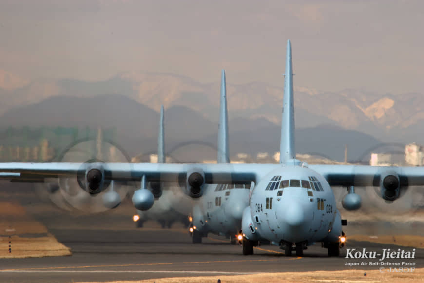 Nhật điều máy bay vận tải, binh sĩ giúp Úc đối phó cháy rừng Máy bay vận tải C-130. Ảnh: The Japan Times