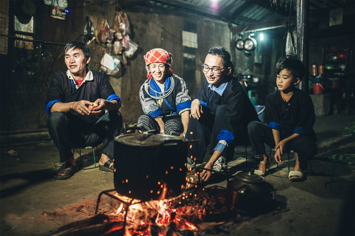 Tết này, Khang A Tủa ăn tết như người Kinh Gia đình Khang A Tủa sum vầy bên bếp lửa - Ảnh: WeChoice Awards