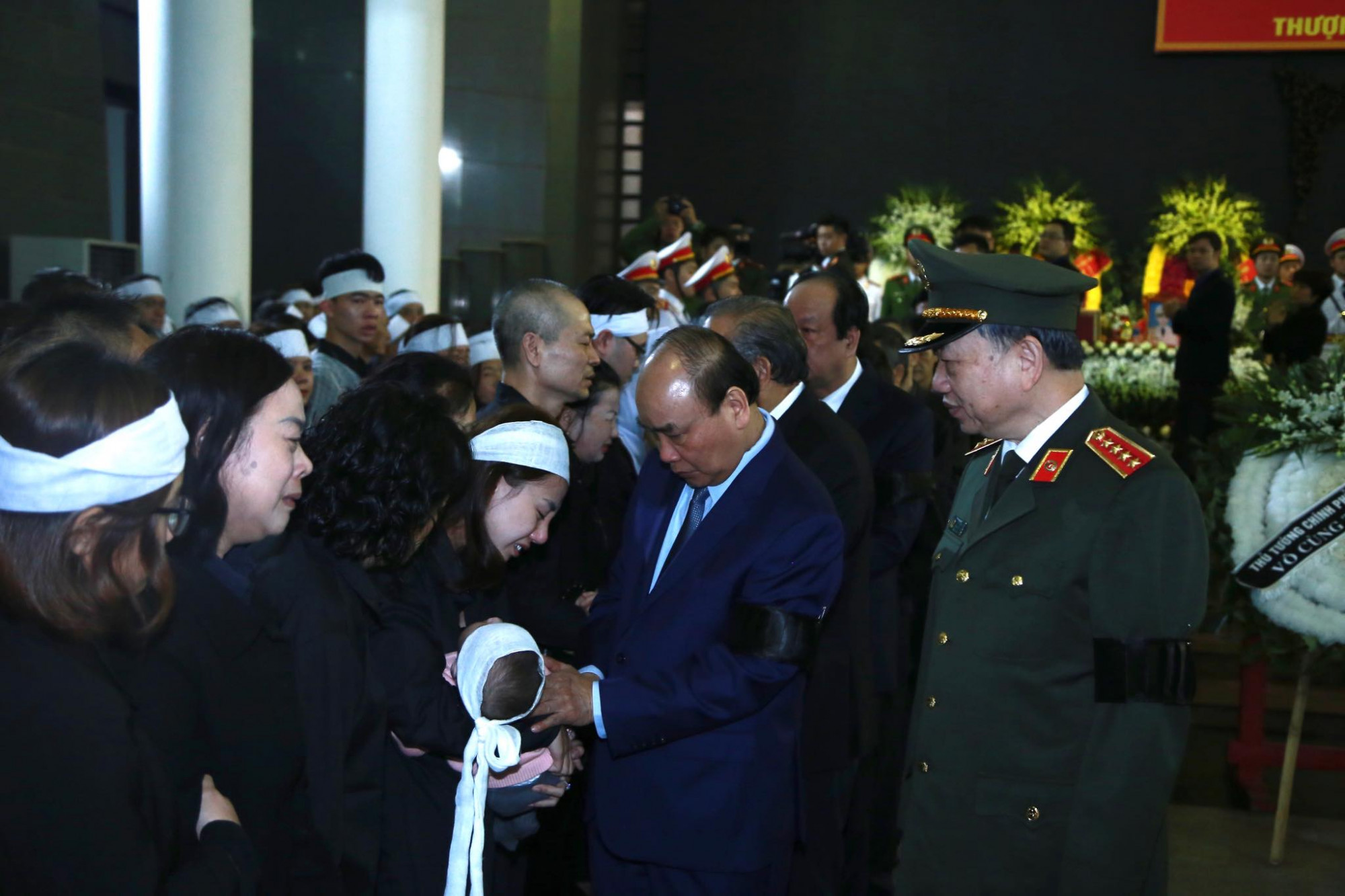 Thủ tướng đến viếng 3 chiến sĩ công an hy sinh ở Đồng Tâm Đoàn Chính phủ do Thủ tướng Nguyễn Xuân Phúc hỏi thăm thân nhân các liệt sĩ
