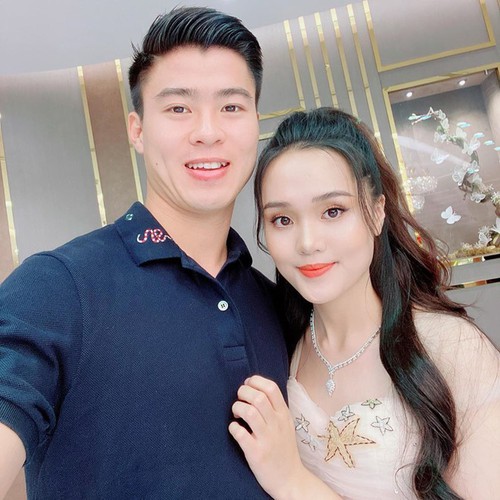 Vợ Duy Mạnh bị chê trang điểm 'dừ' trong ngày cưới và bí quyết để rạng rỡ trong ngày này Nhan sắc dễ thương của cô nàng bên Duy Mạnh trước đó.