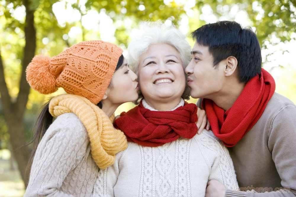 Nghe tin mẹ chồng ăn tết cùng, tôi choáng váng Chồng bảo, có mẹ thì thêm cái chén đôi đũa, còn mọi việc vẫn diễn ra bình thường. Ảnh minh họa