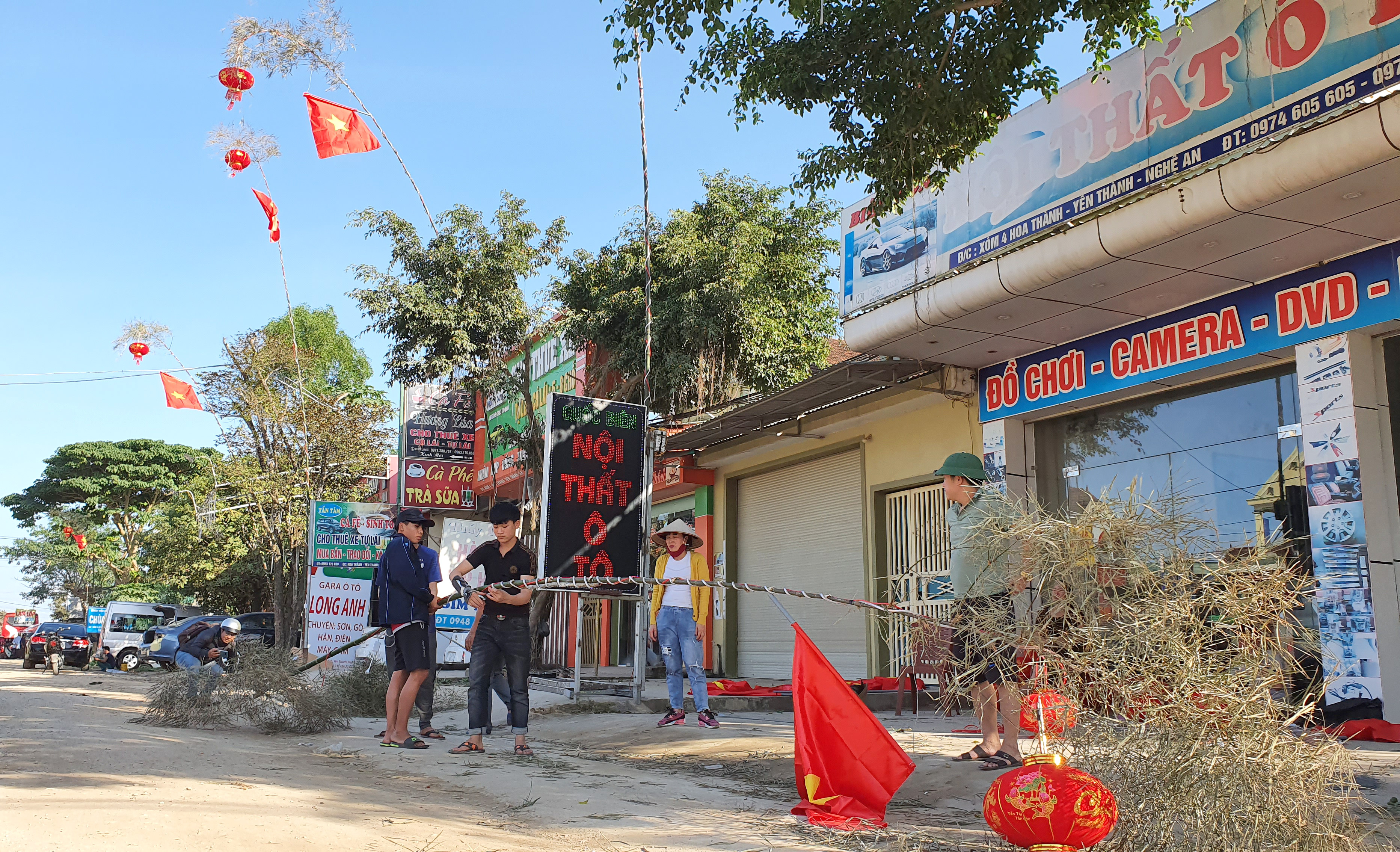 Làng quê rực đỏ, thương lái kiếm bộn tiền từ nghề dựng cây nêu ngày tết Nghề làm, lắp đặt cây nêu cũng cho thu nhập khá những ngày cận tết