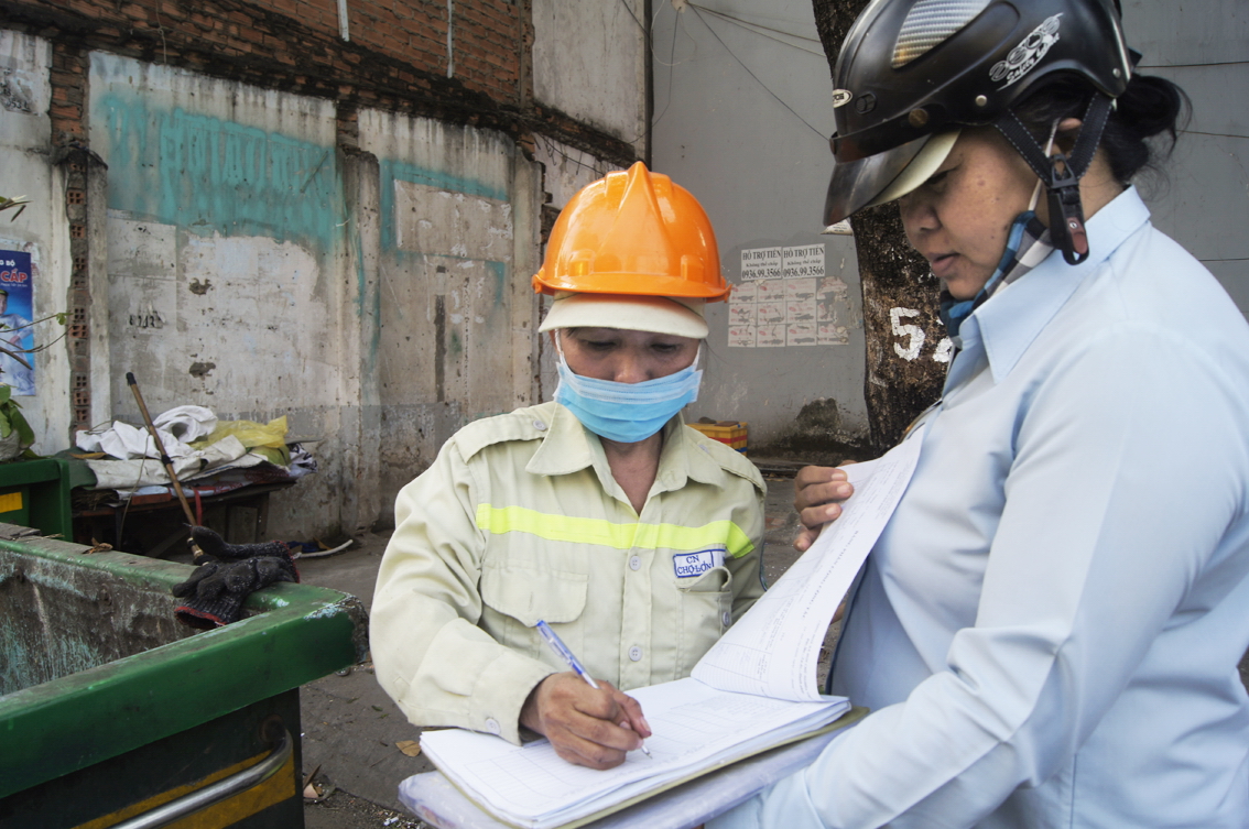 Họ chỉ mong được “đạp đất” nhà mình ngày mồng Một Chị Nguyễn Thị Thu Hà kiểm tra phiên trực của anh em chiều 18 tháng Chạp