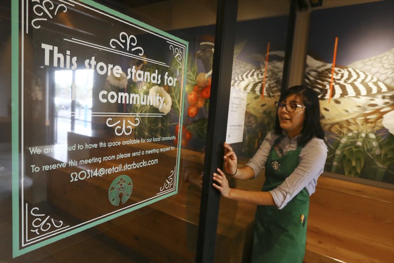 Cà phê Starbucks chuyển về các vùng nghèo Belith Ariza, nhân viên huấn luyện nhân sự tại một cửa hàng Starbucks, một không gian tụ họp cộng đồng địa phương tại Phoenix (Arizona) - Ảnh: AP