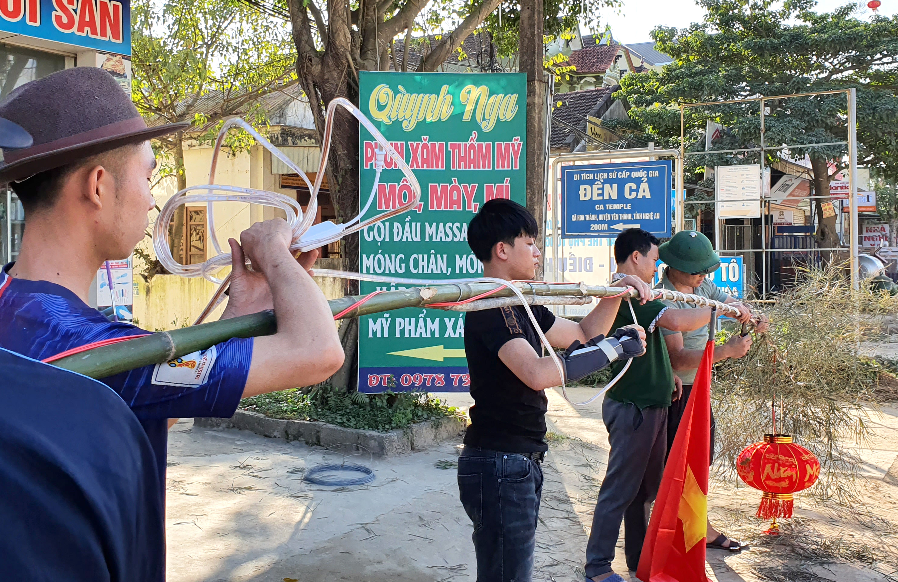 Làng quê rực đỏ, thương lái kiếm bộn tiền từ nghề dựng cây nêu ngày tết Đèn nháy được quấn quanh cây nêu để tạo thêm điểm nhấn vào ban đêm