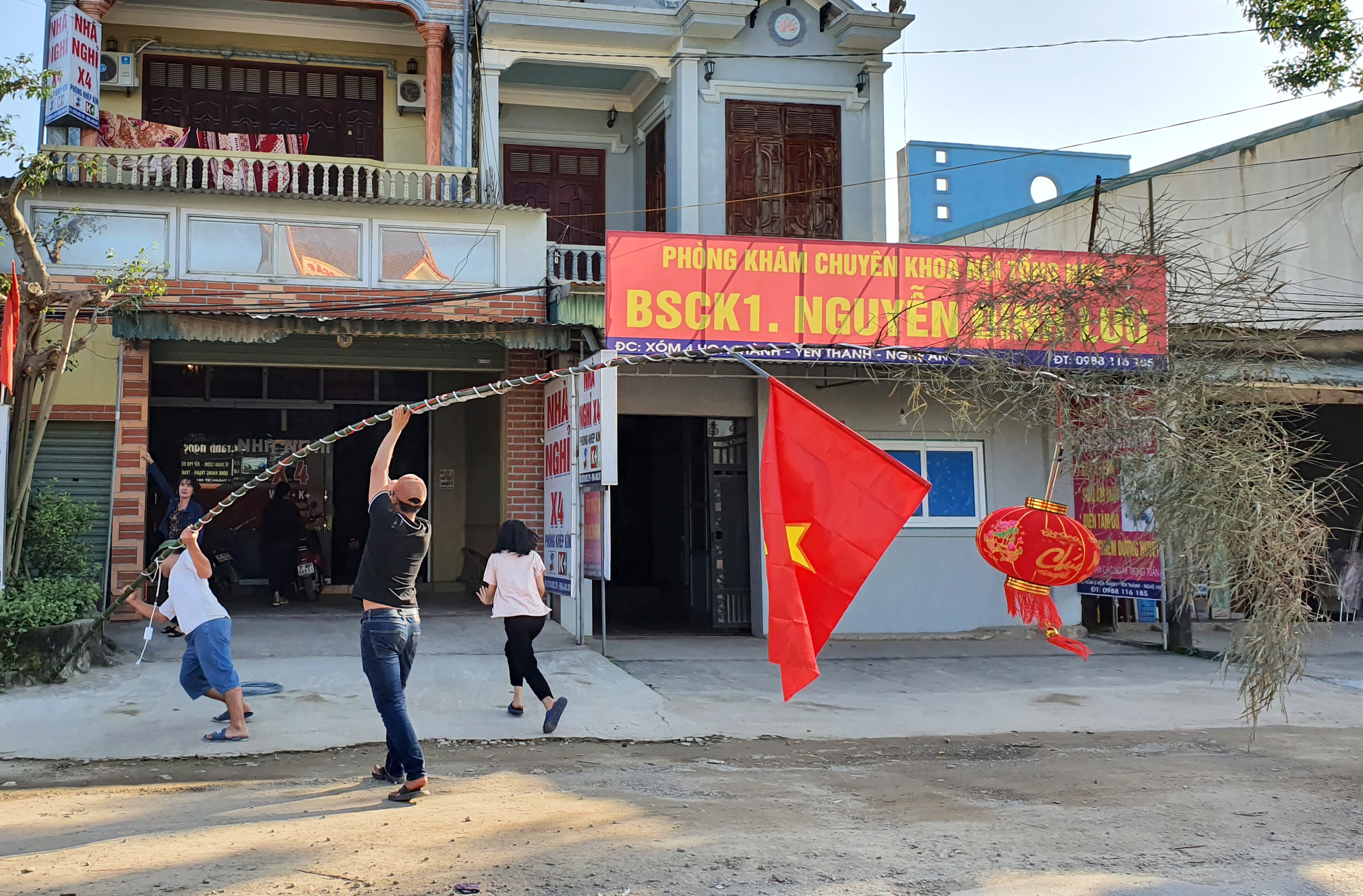 Làng quê rực đỏ, thương lái kiếm bộn tiền từ nghề dựng cây nêu ngày tết Cây nêu được lắp đặt ngay trước nhà với quan niệm xua đuổi tà ma, cầu may