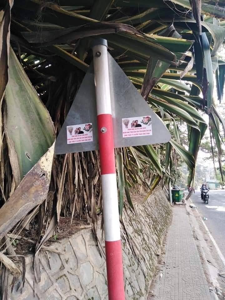 Trả thù người yêu cũ kiểu quái chiêu dịp cuối năm ...trên biển báo giao thông. Ảnh từ Facebook