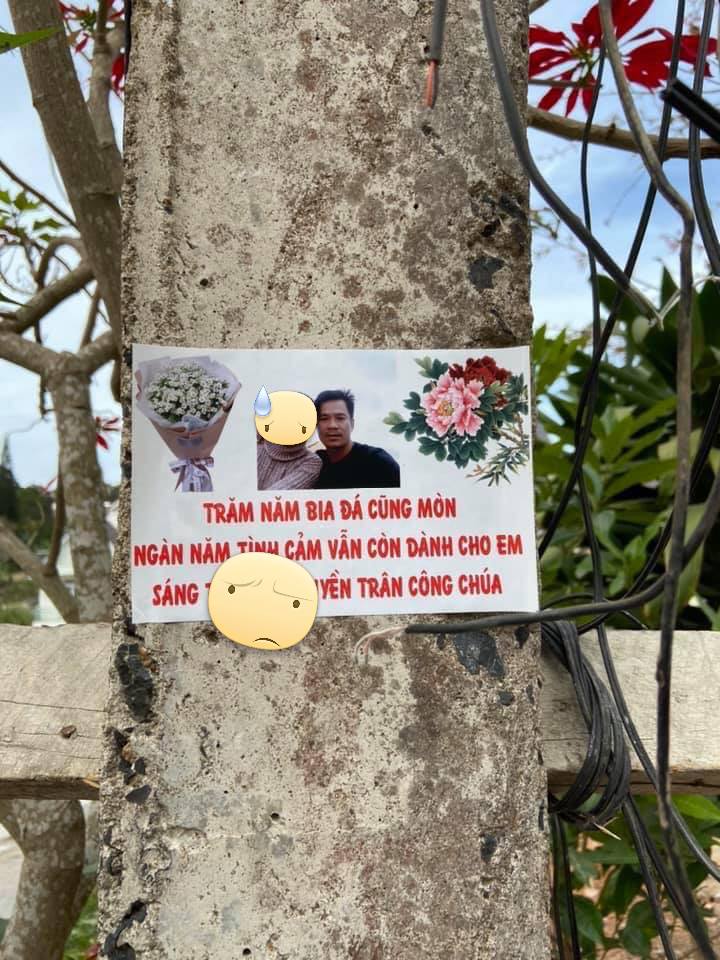 Trả thù người yêu cũ kiểu quái chiêu dịp cuối năm Hình hai người in kèm thơ và địa chỉ nhà trên băng rôn được nam thanh niên dán ở khắp nơi. Ảnh từ Facebook