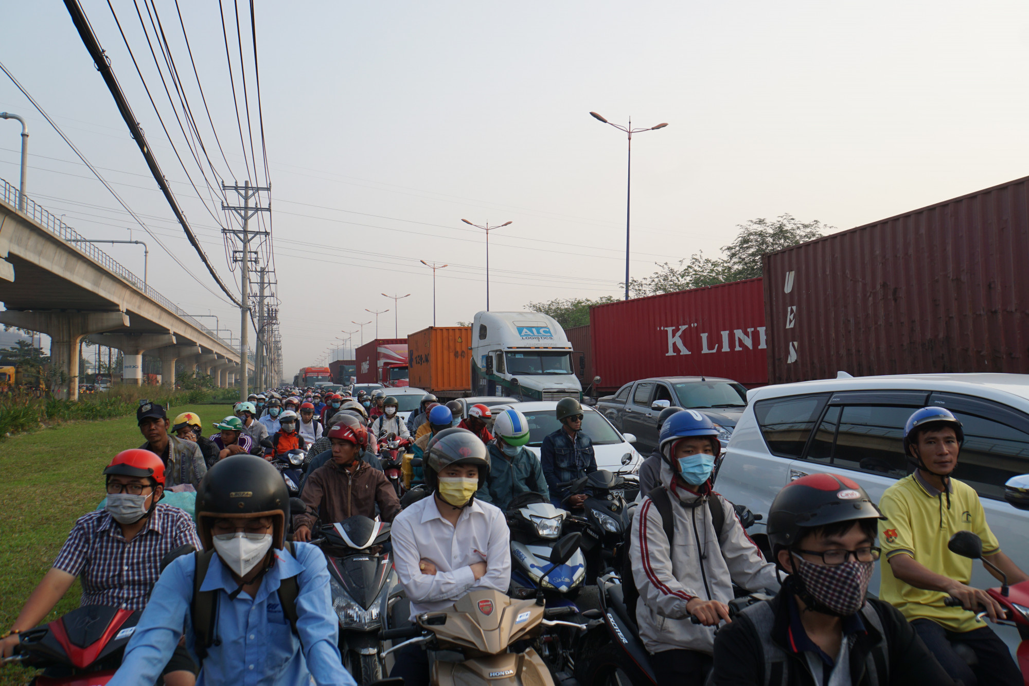 Cửa ngõ phía Đông TPHCM kẹt cứng từ sáng tới trưa trong ngày 23 Tết 8g sáng, Xa lộ Hà Nội đã xảy ra cảnh ùn tắc không lối thoát theo hướng vào trung tâm TP