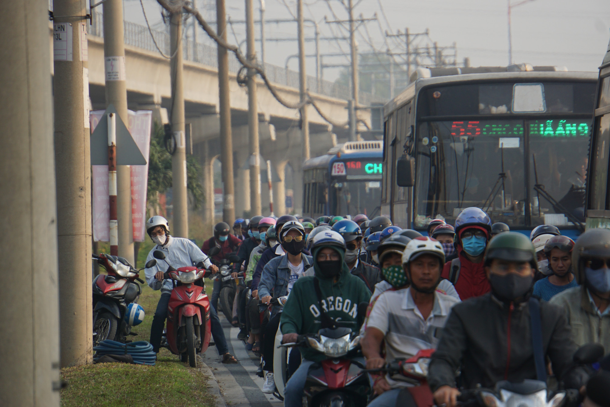 Cửa ngõ phía Đông TPHCM kẹt cứng từ sáng tới trưa trong ngày 23 Tết g