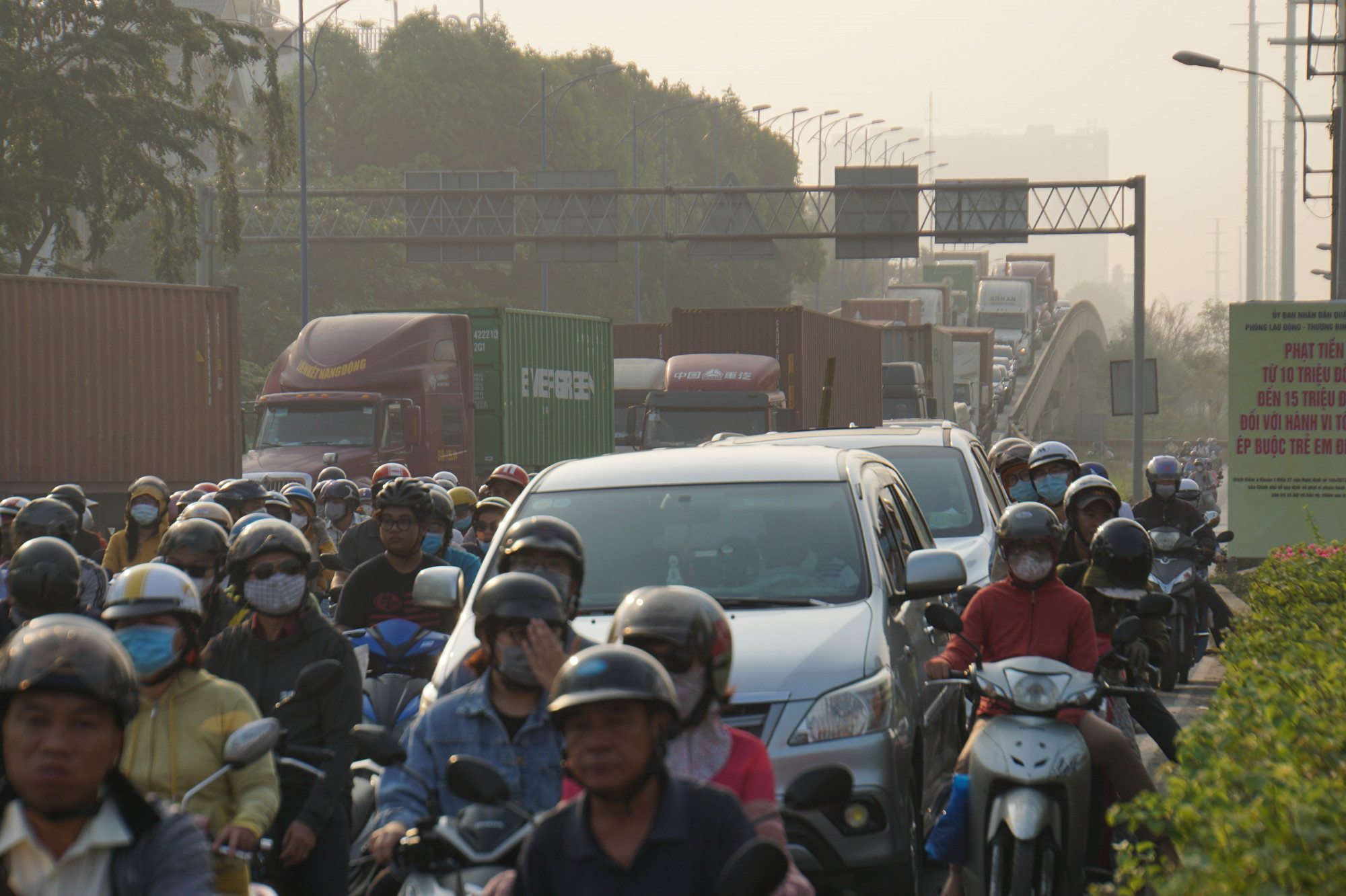 Cửa ngõ phía Đông TPHCM kẹt cứng từ sáng tới trưa trong ngày 23 Tết Đường Đồng Văn Cống hướng từ cảng Cát Lái ra Mai Chí Thọ cũng tê liệt