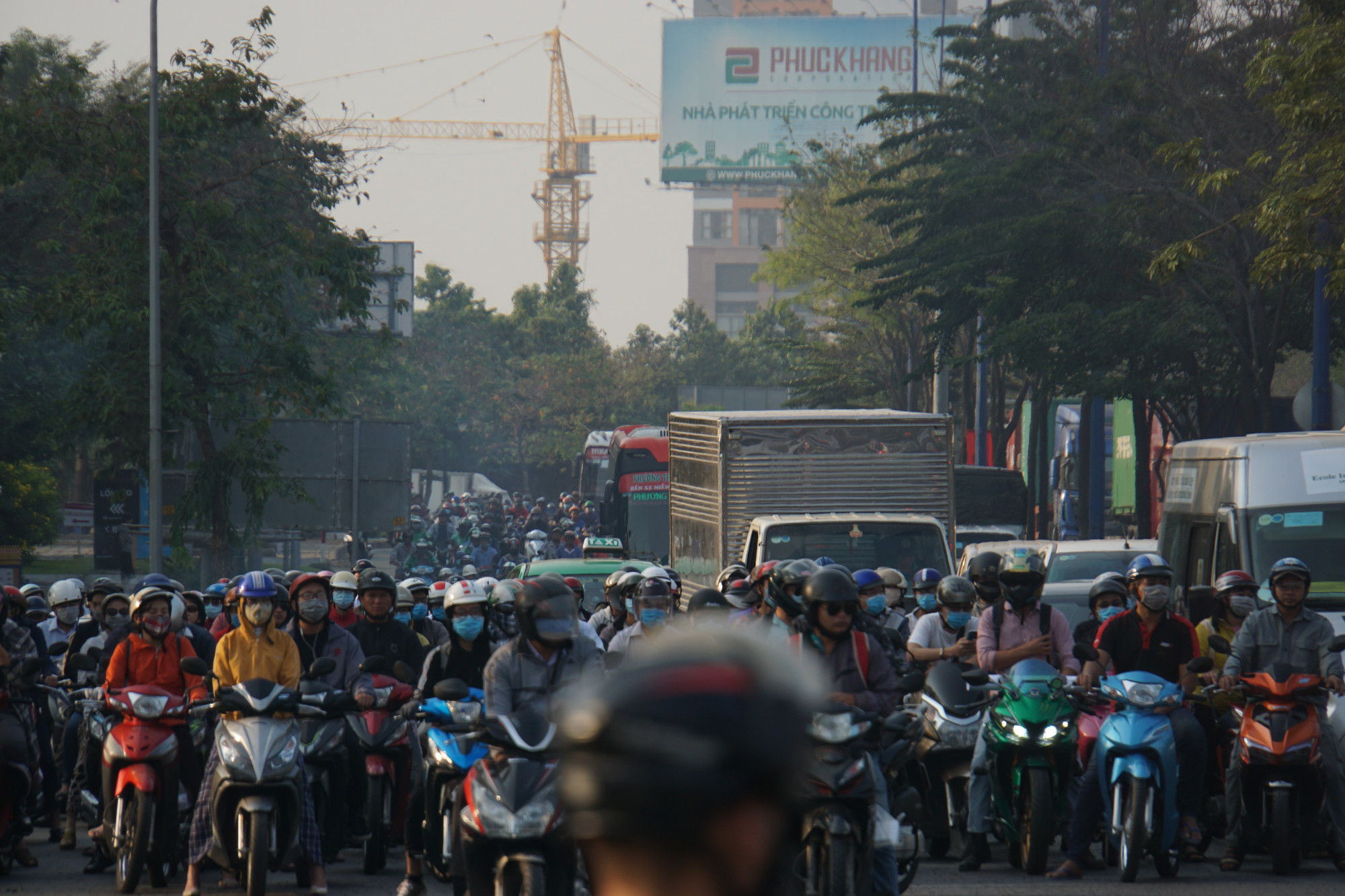 Cửa ngõ phía Đông TPHCM kẹt cứng từ sáng tới trưa trong ngày 23 Tết Đại lộ Mai Chí Thọ, theo hai hướng di chuyển đều xảy ra ùn ứ nghiêm trọng do lượng phương tiện tăng đột biến