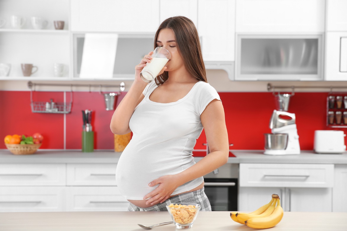 Dinh dưỡng là một trong những yếu tố quan trọng giúp nuôi dưỡng trí thông minh cho trẻ từ giai đoạn bào thai Bổ sung dinh dưỡng từ sữa bầu sẽ giúp mẹ khỏe, bé thông minh. Ảnh: Shutterstock