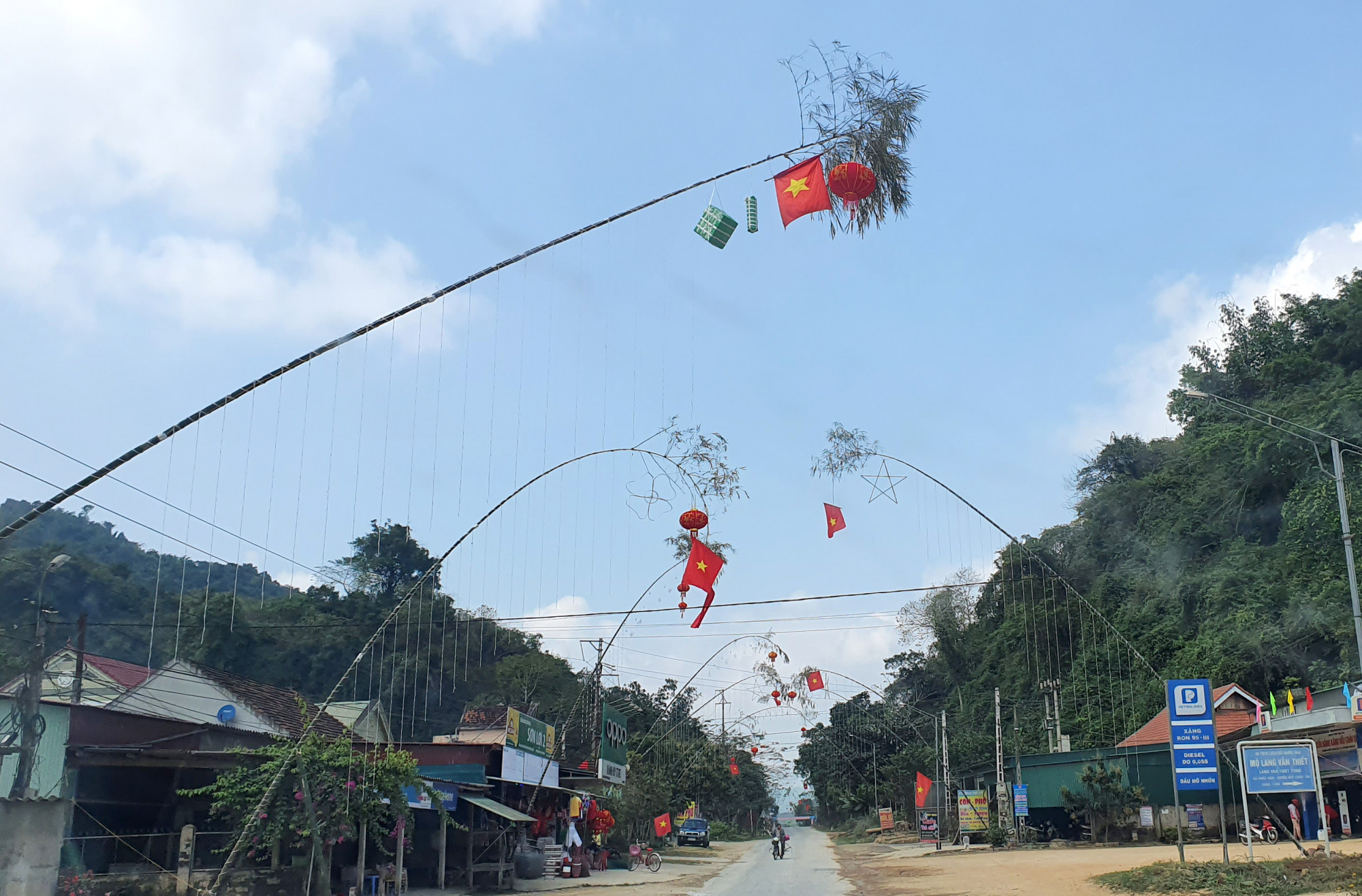 Làng quê rực đỏ, thương lái kiếm bộn tiền từ nghề dựng cây nêu ngày tết Cây nêu được dựng hai bên đường rất đẹp