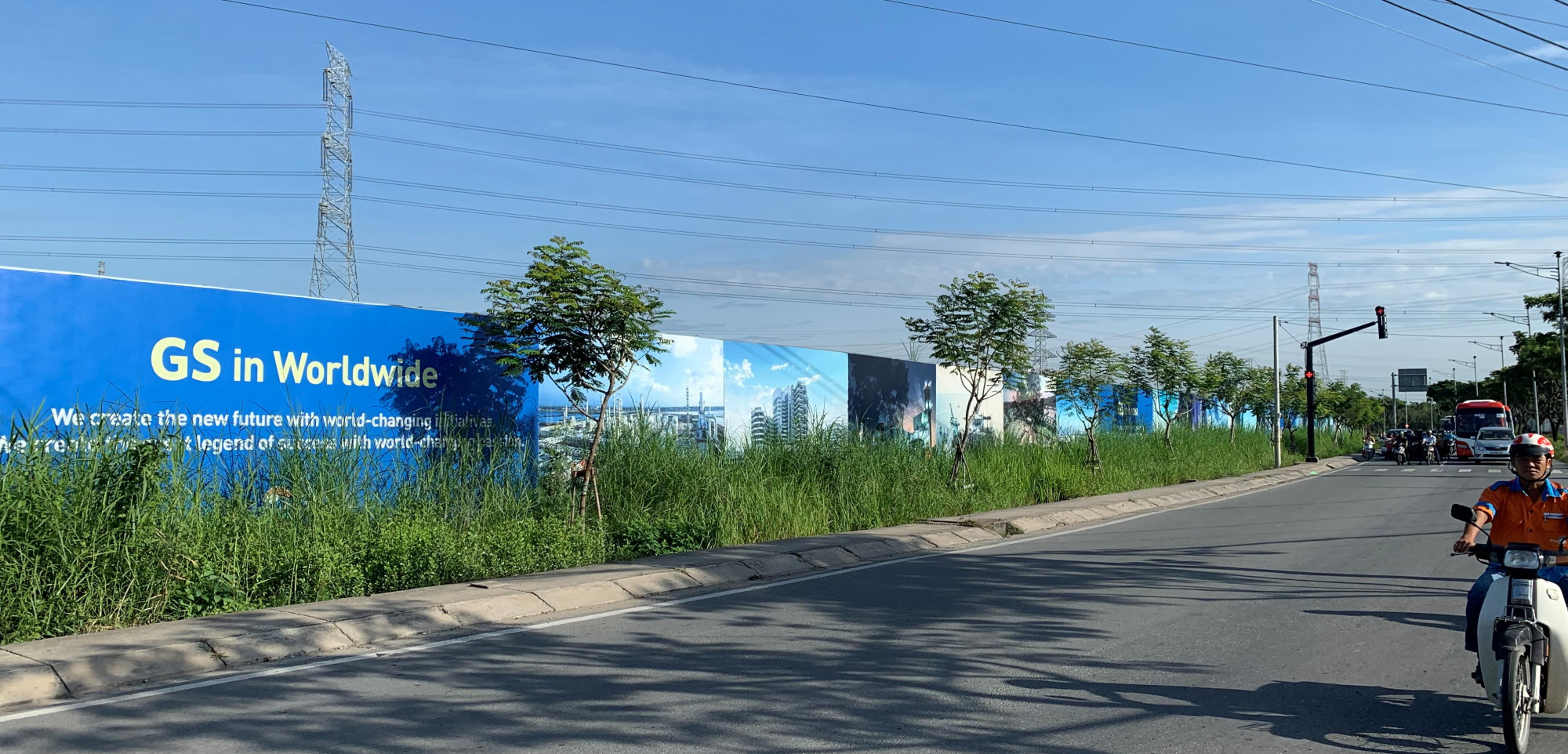 Phân lô bãi đất trống gần 350 ha sang tay hàng tỉ đồng? Các ngoài khu đất hàng rào với các tấm pano đã được dựng lên, phải chăng Tập đoàn GS E&C đang