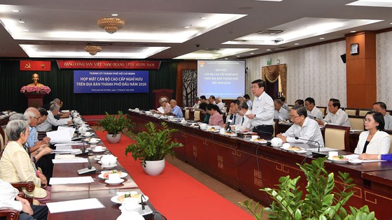 TPHCM gặp mặt cán bộ cao cấp nghỉ hưu Chủ tịch UBND TPHCM Nguyễn Thành Phong phát biểu tại buổi gặp mặt