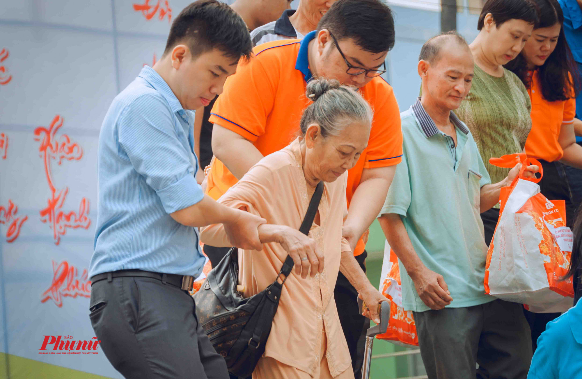 Hơn 500 triệu được trao cho người nghèo quận 5 dịp xuân Canh Tý Sự ân cần đến từ các bạn sinh viên đối với người dân có hoàn cảnh khó khăn
