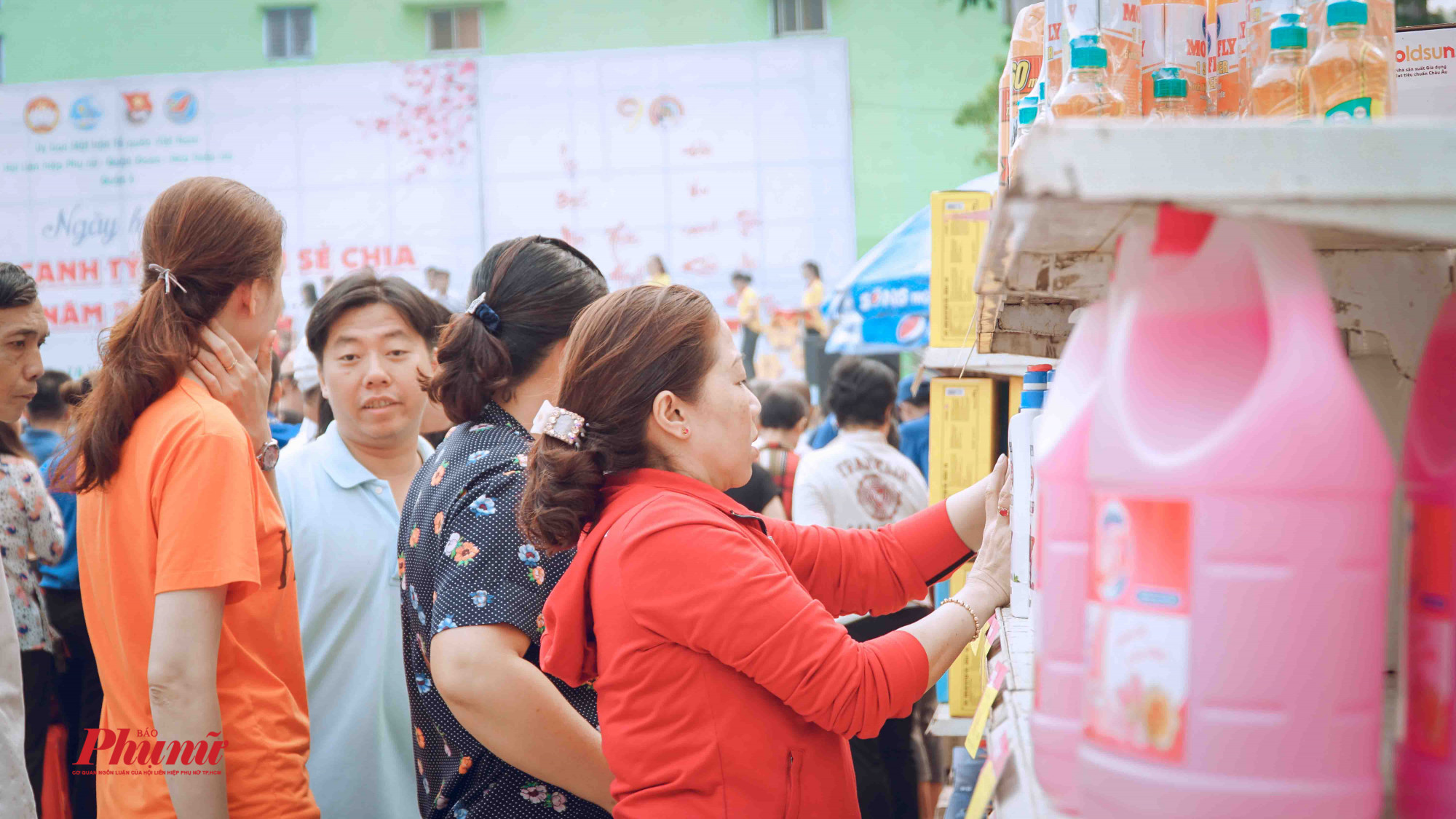 Hơn 500 triệu được trao cho người nghèo quận 5 dịp xuân Canh Tý Phiên chợ giảm giá giúp người dân sắm thêm các vật dụng trong nhà với giá ưu đãi