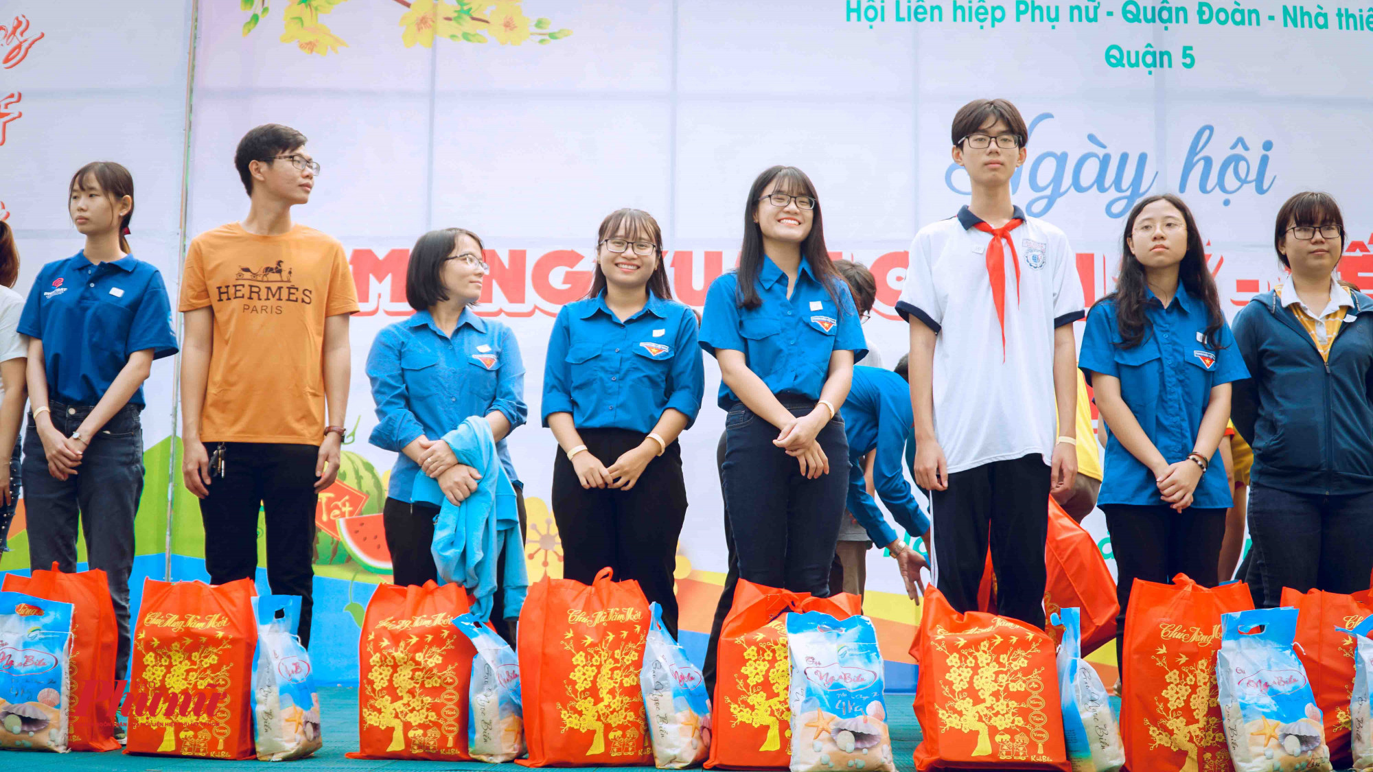 Hơn 500 triệu được trao cho người nghèo quận 5 dịp xuân Canh Tý Các tổng phụ trách đội, công nhân viên có hoàn cảnh khó khăn được hỗ trợ quà Tết