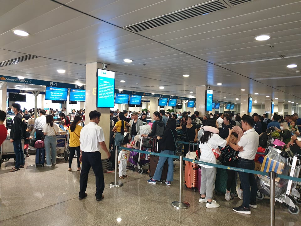 Sân bay Tân Sơn Nhất chen chúc người chờ về quê ngày 24 Tết Người dân ùn ùn