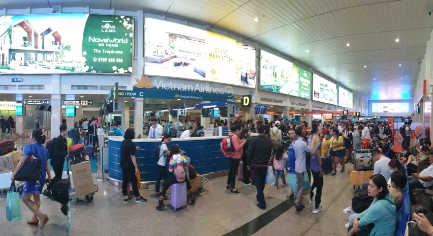 Sân bay Tân Sơn Nhất chen chúc người chờ về quê ngày 24 Tết Khu vực làm thủ tục của hãng hãng Vietnam Airlines luôn đông nghẹt khách đến làm thủ tục