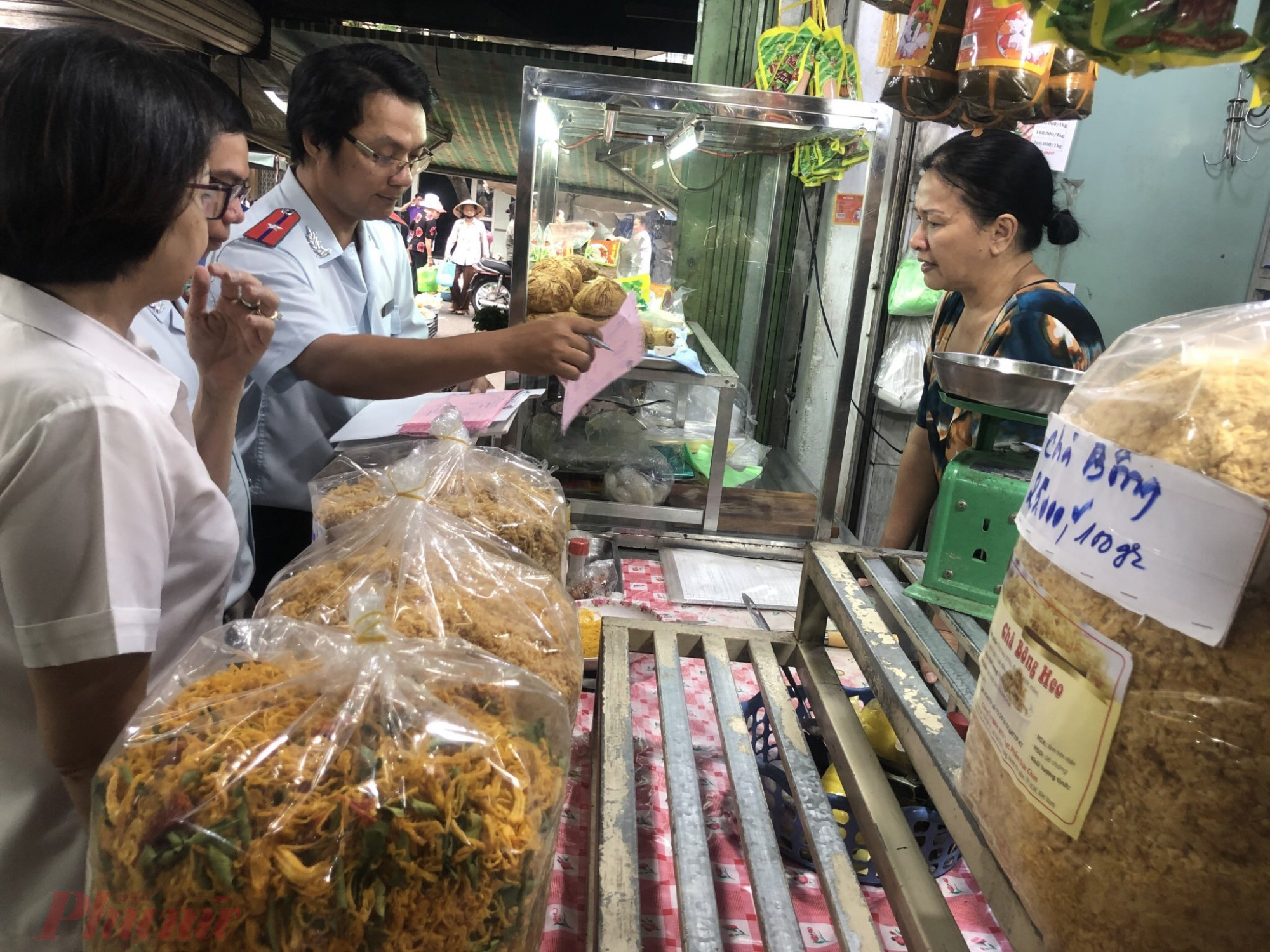Thực phẩm ‘nhà làm’ thì để nhà ăn, mang ra bán phải chịu trách nhiệm Ban quản lý ATTP TPHCM kiểm tra thực phẩm ngày Tết. Ảnh: Quốc Thái