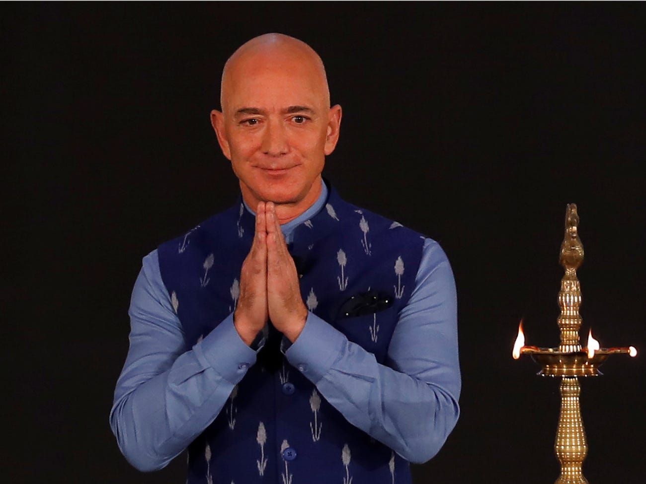 Amazon sẽ đầu tư 1 tỷ USD cho doanh nghiệp Ấn Độ và tạo thêm 1 triệu việc làm Ông chủ hãng Amazon khẳng định thế kỷ 21 sẽ là thời cơ của Ấn Độ. Vì thế Amazon sẽ phân bổ 1 tỷ USD để giúp 10 triệu doanh nghiệp vừa và nhỏ trên toàn Ấn Độ truy cập trực tuyến vào năm 2025.