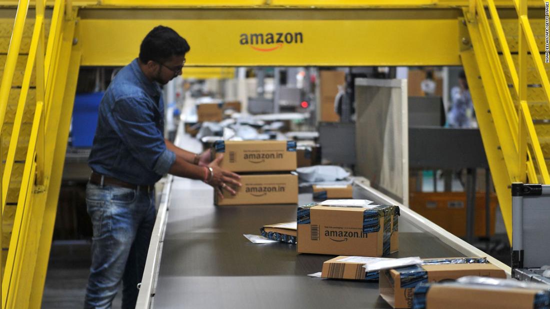 Amazon sẽ đầu tư 1 tỷ USD cho doanh nghiệp Ấn Độ và tạo thêm 1 triệu việc làm Hơn 550.000 người bán sử dụng trang Amazon Ấn Độ cùng hơn 60.000 nhà sản xuất và thương hiệu Ấn Độ xuất khẩu sản phẩm cho khách hàng trên toàn thế giới bằng cách sử dụng nền tảng của công ty.
