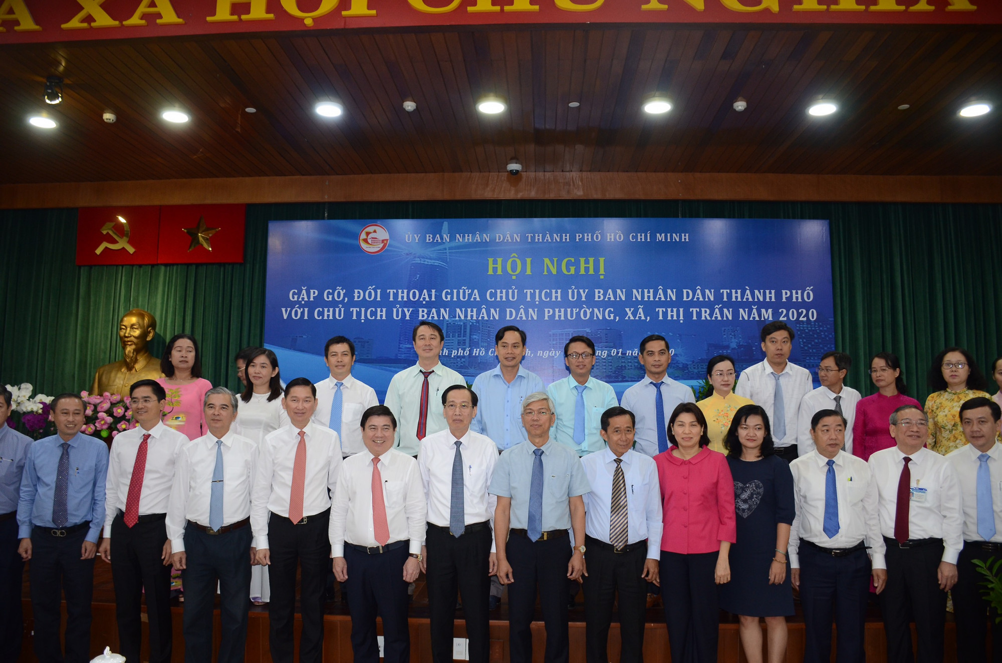 Chủ tịch UBND TPHCM: 'Chủ trương đúng hay không là do hợp lòng dân hay không' Chủ tịch UBND cấp cơ sở phường, xã, thị trấn chụp hình lưu niệm với lãnh đạo UBND TPHCM