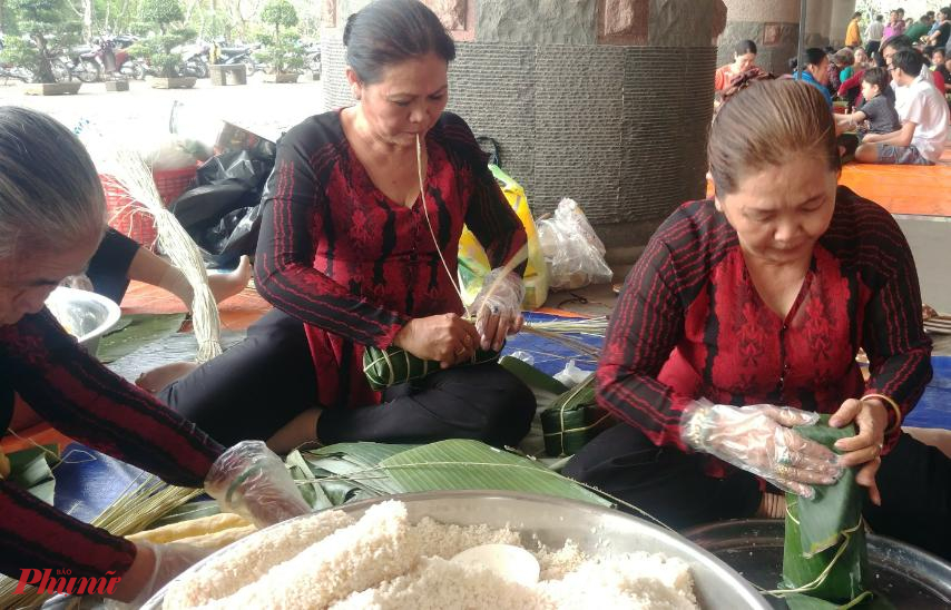 Rộn ràng hội thi gói bánh tét mừng xuân Canh Tý 2020 Các dì, chị thoăn thoắt đôi tay gói bánh Tét truyền thồng ngày Tết.