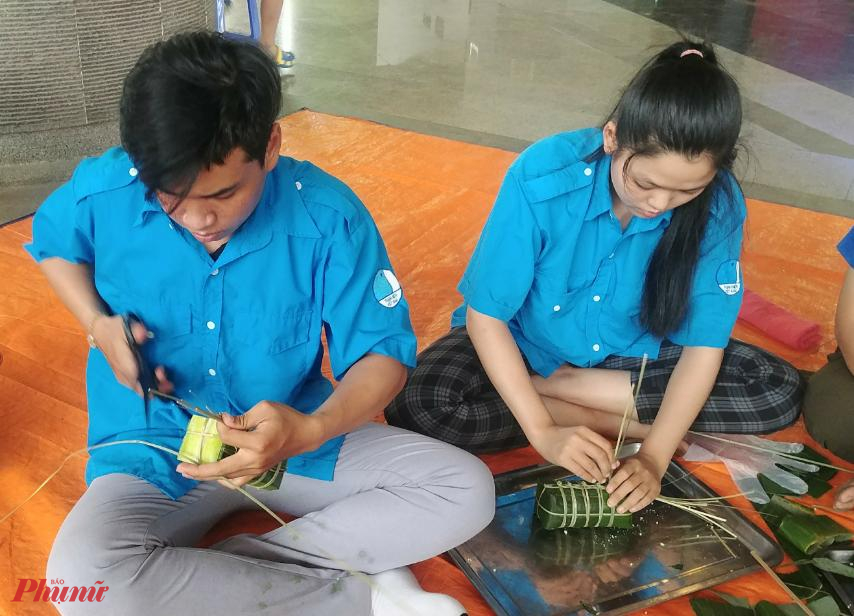 Rộn ràng hội thi gói bánh tét mừng xuân Canh Tý 2020 Các đội thanh thiếu niên khéo léo gói những đòn bánh Tét đều đẹp và đúng kích thước qui định.