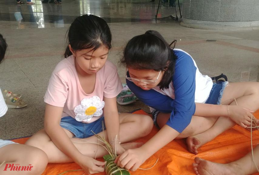Rộn ràng hội thi gói bánh tét mừng xuân Canh Tý 2020 Mấy đứa trẻ theo bà, theo mẹ tham gia hội thi và tập tành gói bánh Tét.