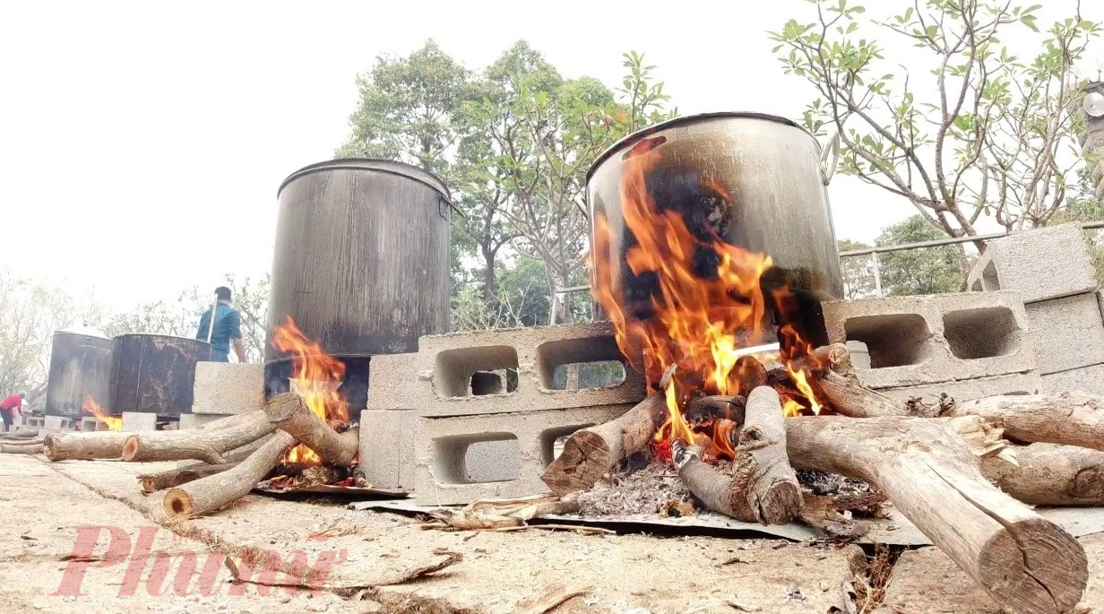Rộn ràng hội thi gói bánh tét mừng xuân Canh Tý 2020 Lửa đỏ rực cả nồi bánh Tét xuân canh Tý 2020.