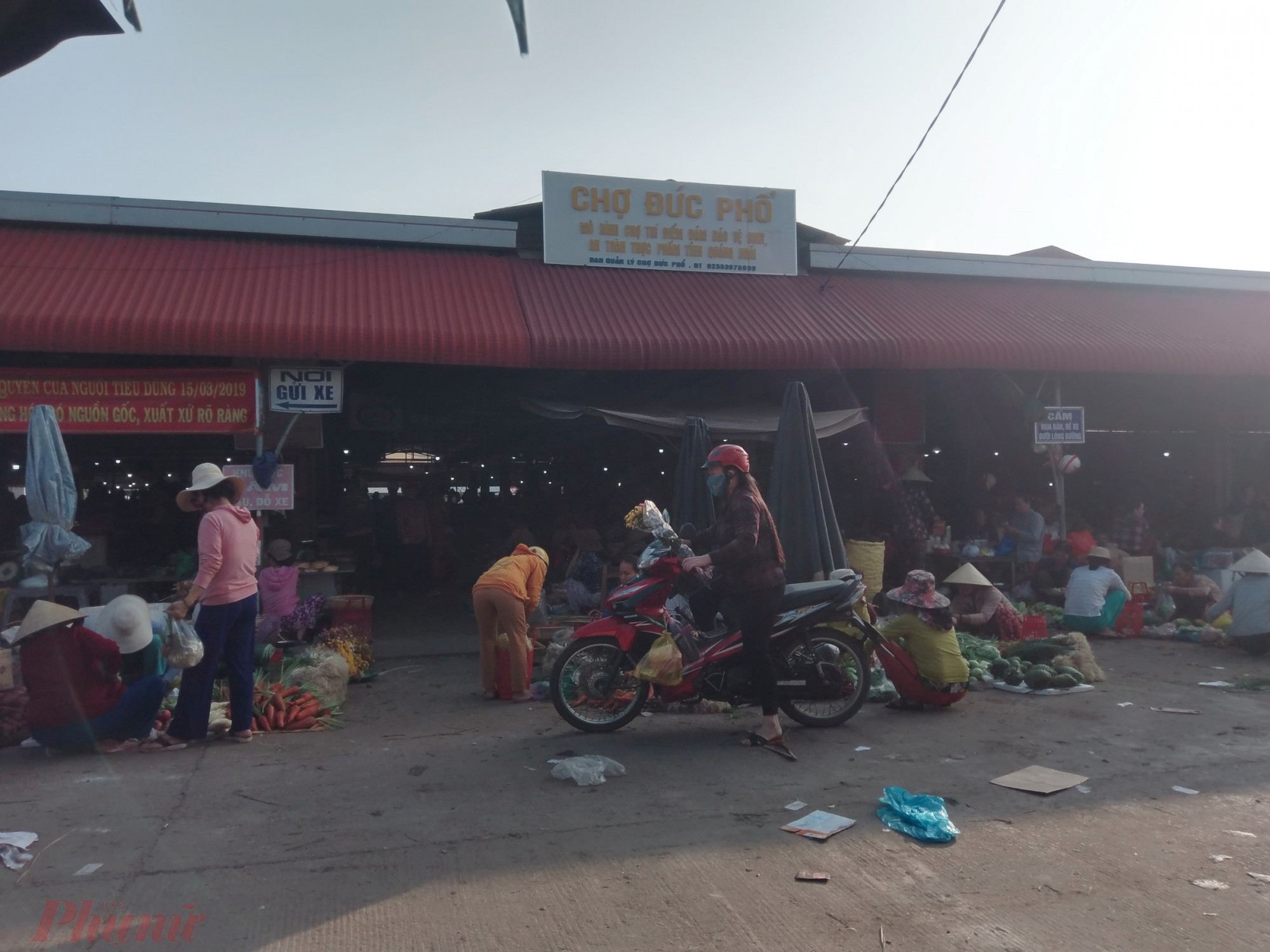 Tết đến muộn ở làng ly hương Ngày 24 tháng Chạp, chợ Đức Phổ vẫn chưa có không khí mua bán ngày Tết.