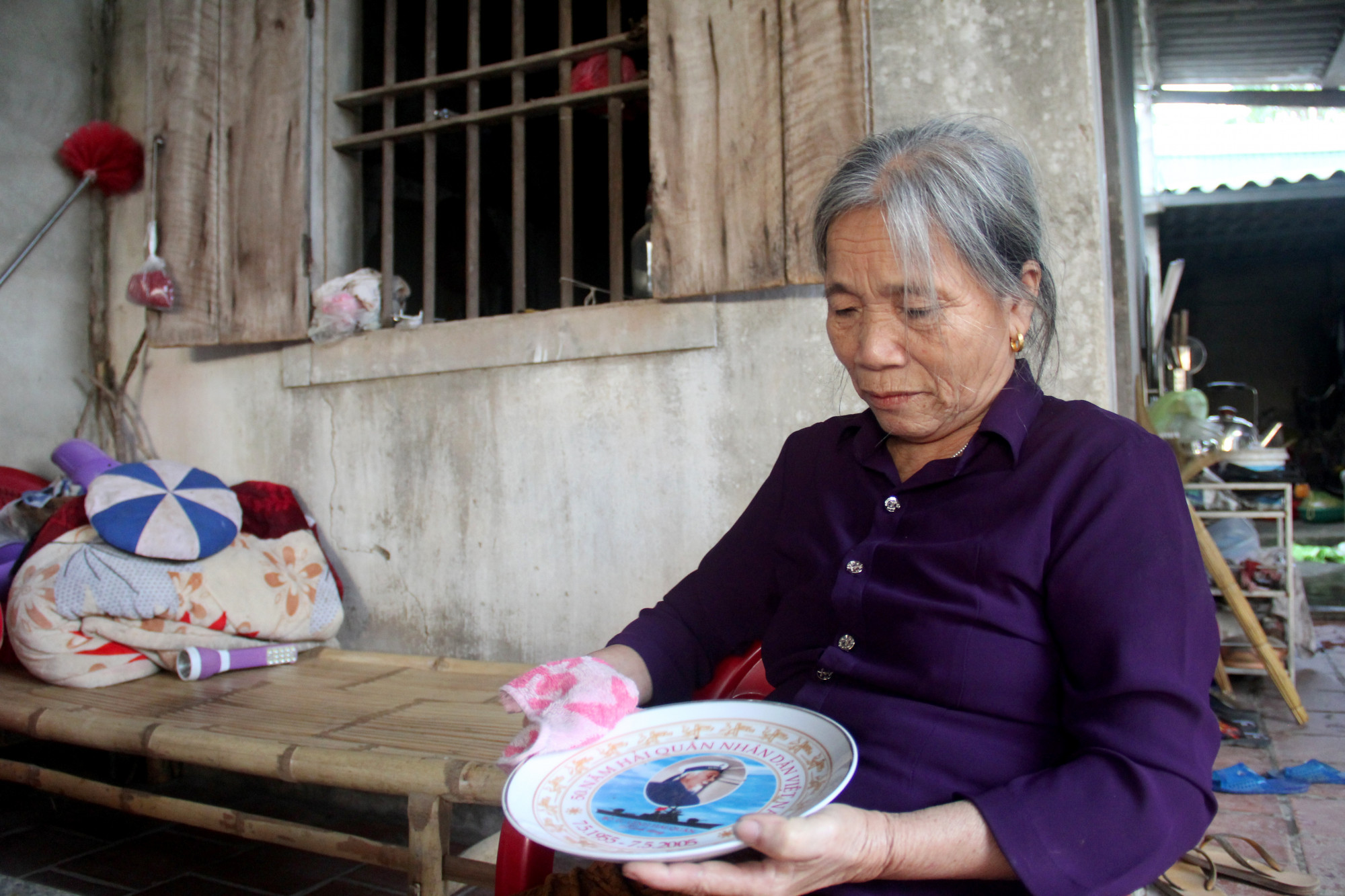 Tết mong chờ ở ‘làng Trường Sa’ Bà Oanh tranh thủ lau lại những món đồ kỷ niệm của con trai đưa từ đảo xa về
