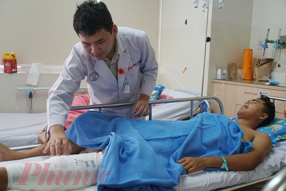 Thầy giáo ‘máu chảy mãi’ được xuất viện kịp về vui tết Trong một lần day học, thầy Văn bị trượt chân té ngã, thầy rơi vào nguy kịch.