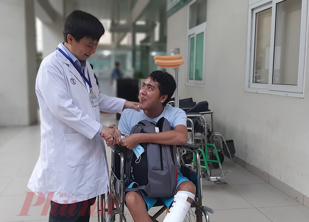 Thầy giáo ‘máu chảy mãi’ được xuất viện kịp về vui tết Thạc sĩ Lê Minh Hiển - Trưởng Phòng Công tác xã hội đã hỗ trợ xe đưa thầy Văn về tận nhà. Thầy Văn và ông Hiển cùng chúc nhau có một mùa xuân thật vui vẻ.