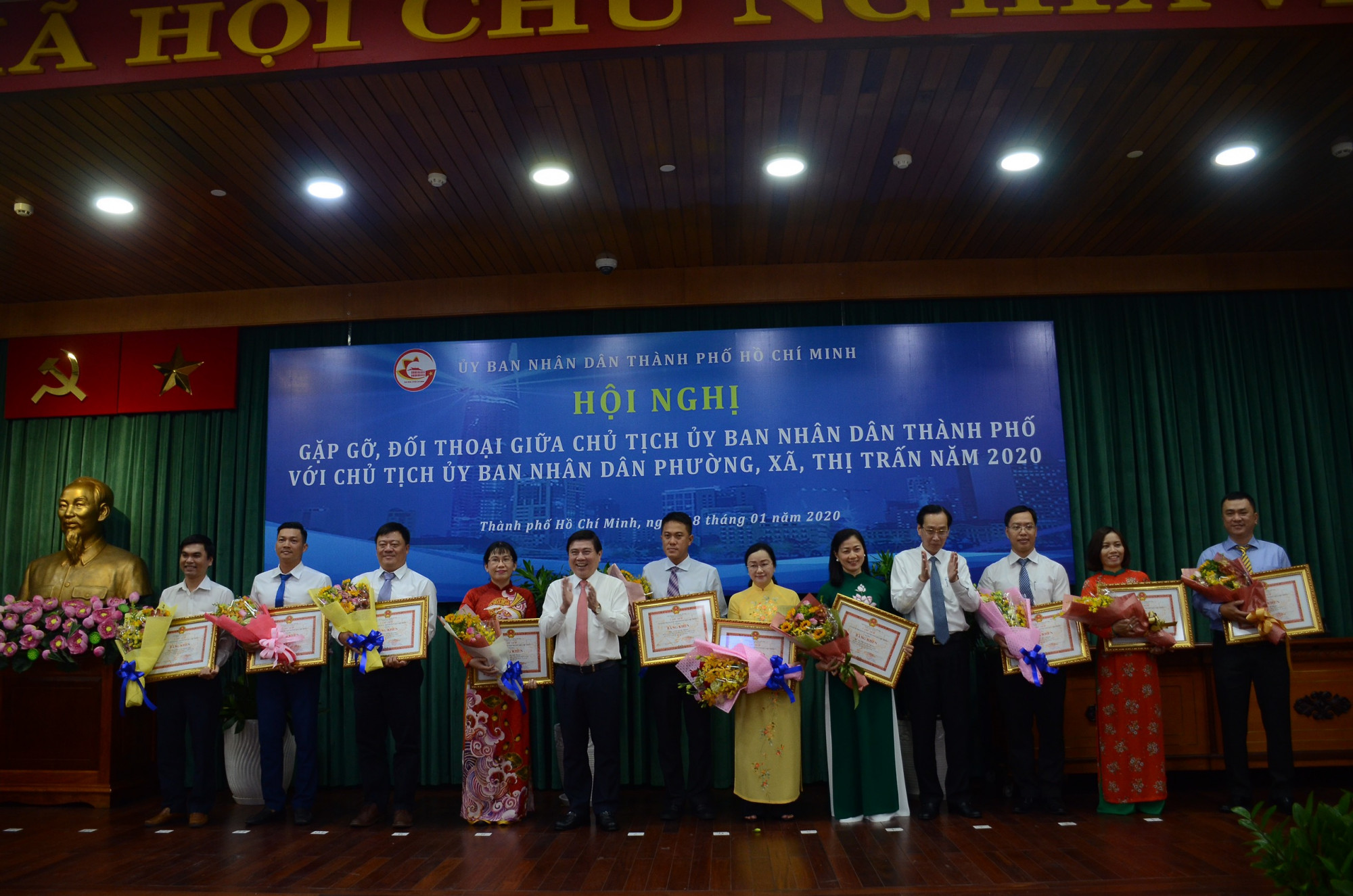 TPHCM 'bất lực' với việc quản lý chung cư UBND TPHCM tặng Bằng khen cho 24 chủ tịch UBND phường, xã, thị trấn có thành tích cao xuất sắn, tiêu biểu năm 2019.