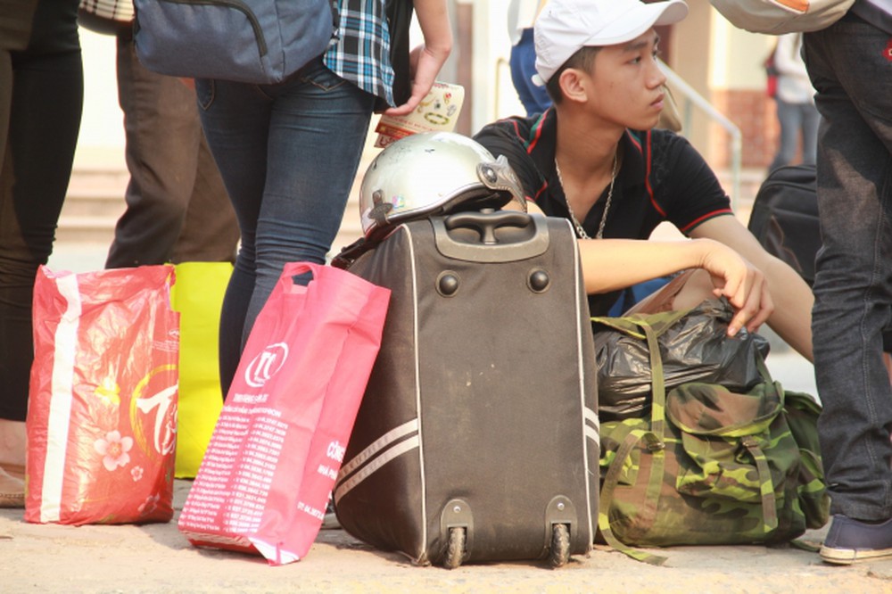 Tết về quê sợ nhất khoản tặng quà Trong hành lý về quê của nhiều người, phần lớn là quà cáp cho họ hàng người thân. Ảnh minh hoạ