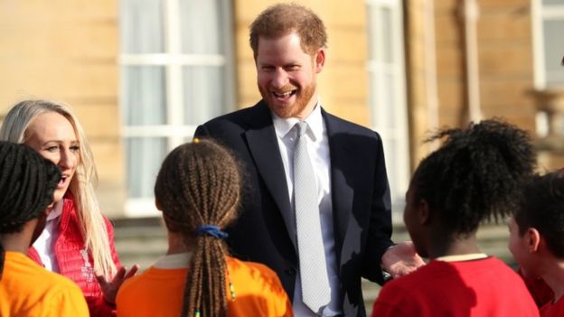 Harry và Meghan bị tước chức trách và cách xưng hô tôn kính của hoàng gia Tuần này Hoàng tử Harry đã chủ trì lễ bốc thăm World Cup Bóng bầu dục tại Cung điện Buckingham - Ảnh: YUI MOK/PA WIRE