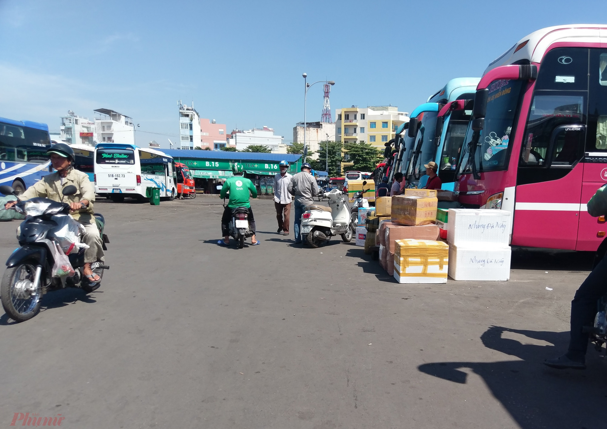Có quê mới mong về tết Người xa quê tất tả rời Sài Gòn trong những buổi chiều cuối năm.